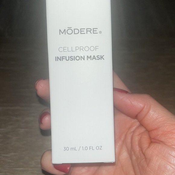 Modere CellProof Double Cleanser Australia - Image 6 - Shop Shaklee Australia Modere Cellproof Infusion Mask box held in hand, showing 30 mL on white packaging